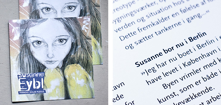 Forsiden fra katalog fra kunstudstilling med kunstneren Susanne Eybl samt close up af typogrfaien og det grafiske design fra folderen.